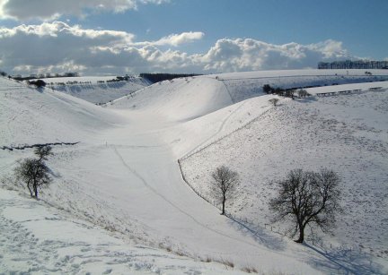 Snow on the Wolds Way, from the track climbing out of Thixendale/Photo by Arnold Underwood/Feb 2004